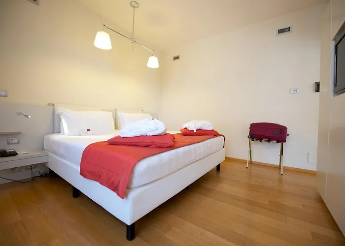 مركيور ميلانو سولاري فندق 4*